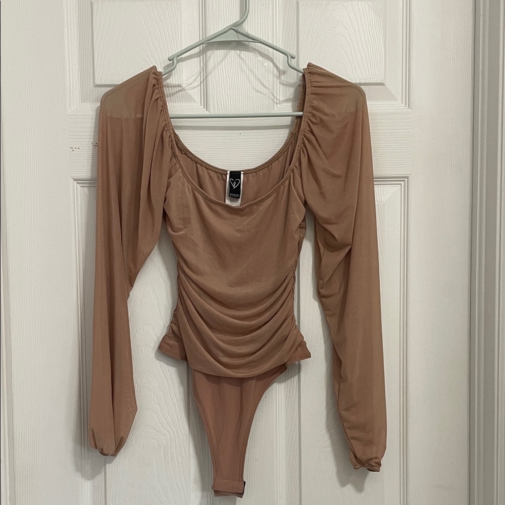 NWT WINDSOR TAN RUCHED LONG SLEEVE  BODYSUIT. SIZE SMALL.